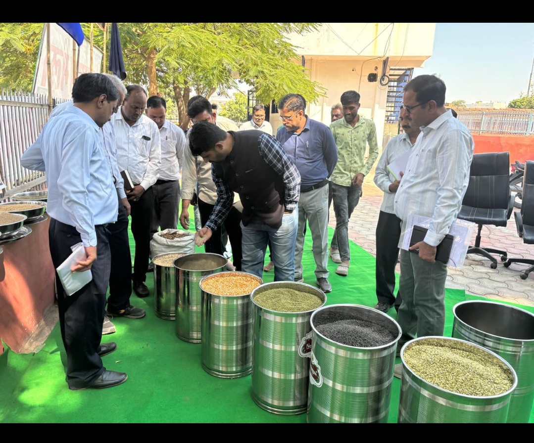 शासन सचिव कृषि एवं उद्यानिकी ने भीलवाड़ा में किसान हितैषी योजनाओ की क्रियान्विति का धरातल पर लिया जायजा.